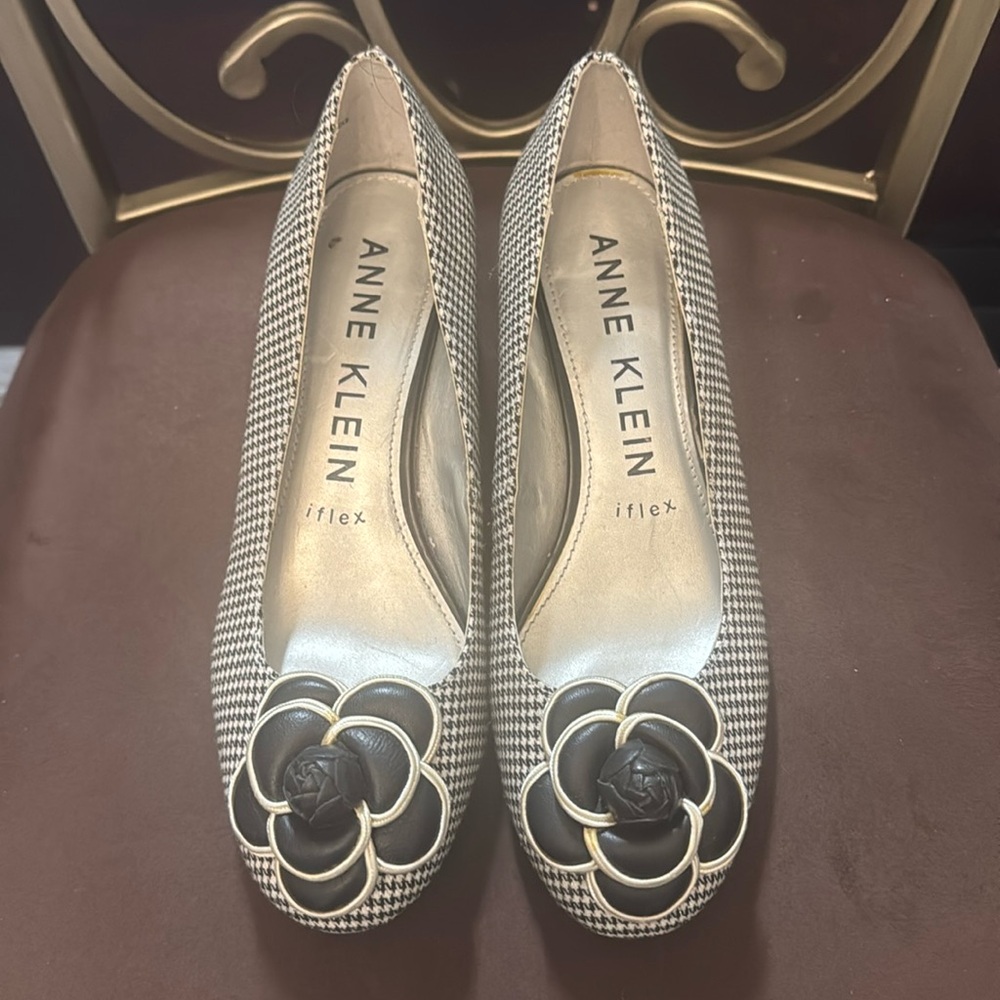 A pair of shoes  Anne Klein I-flex black and white  size 7 
ready for Christmas